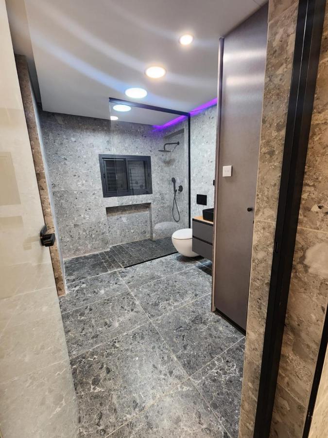 מבנים בים 75 Suites At Sea Hajfa Zewnętrze zdjęcie