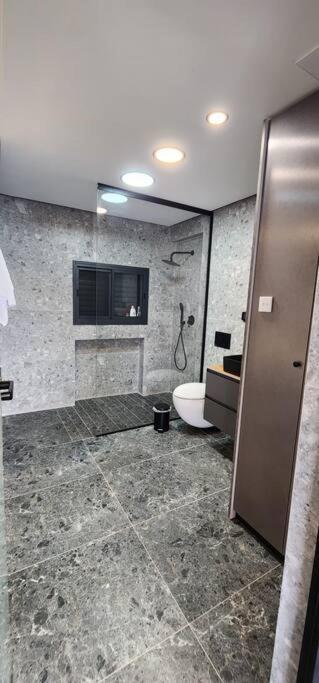 מבנים בים 75 Suites At Sea Hajfa Zewnętrze zdjęcie