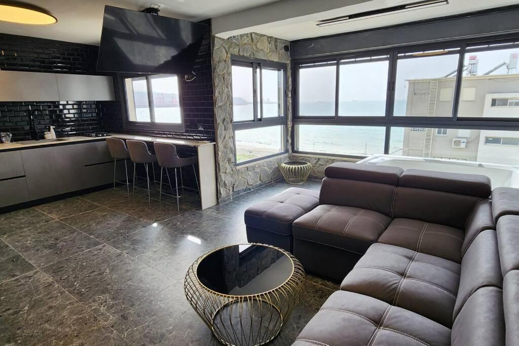 מבנים בים 75 Suites At Sea Hajfa Zewnętrze zdjęcie