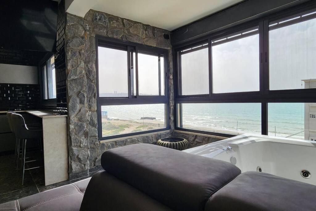 מבנים בים 75 Suites At Sea Hajfa Zewnętrze zdjęcie